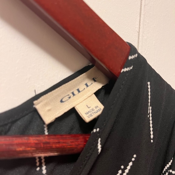 Black w fun pattern romper - Picture 3 of 4